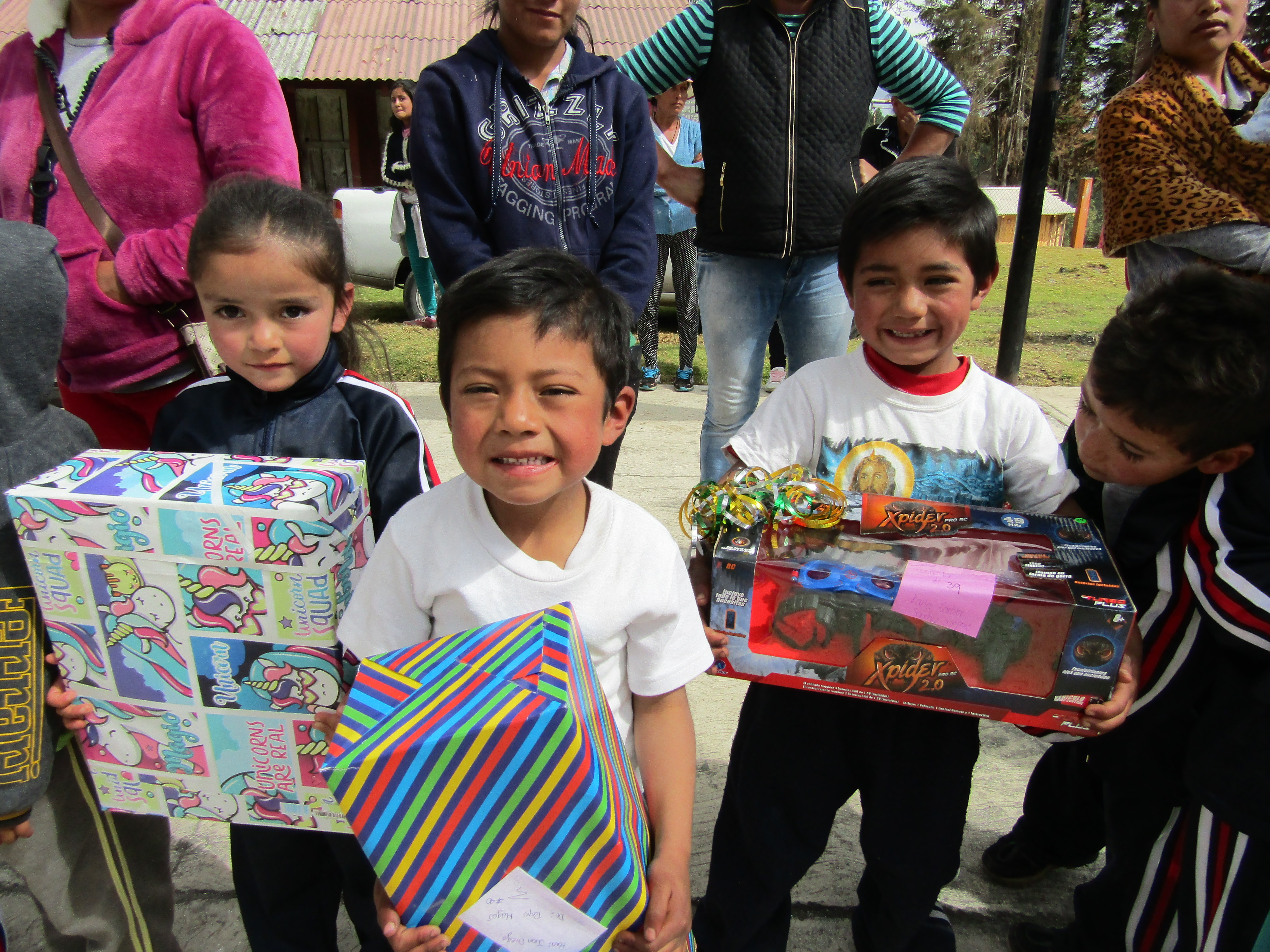 Empresa altruista y JAPEM hacen felices a niños pobres