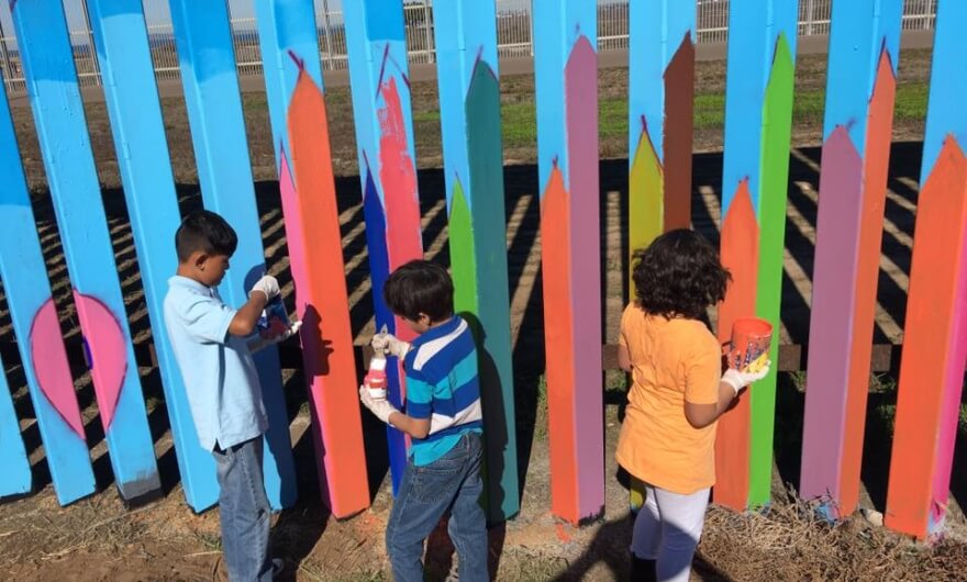 De un mural hacen arte para promover la paz y la solidaridad