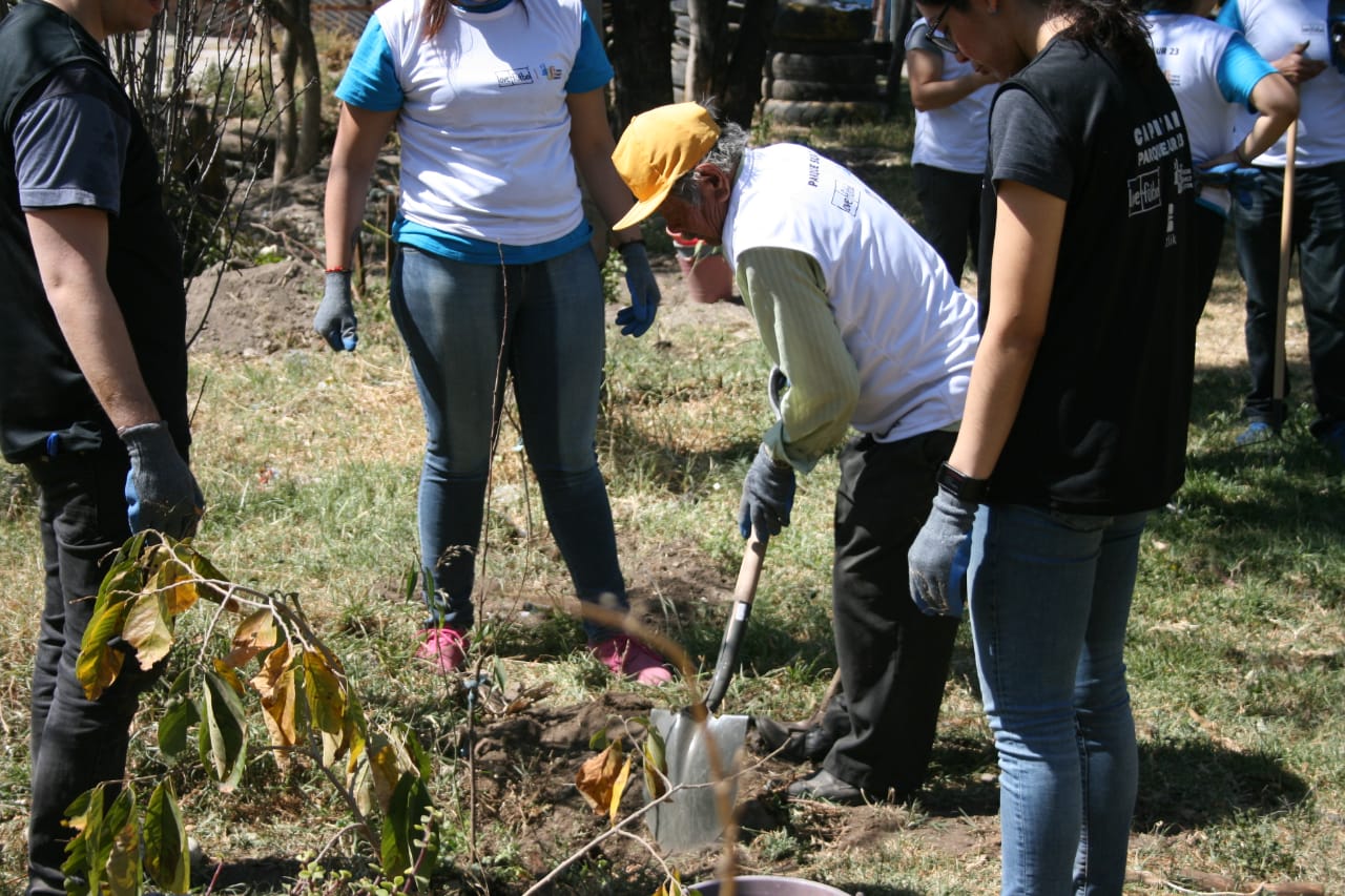 Una cancha que une a voluntarios  en Valle de Chalco