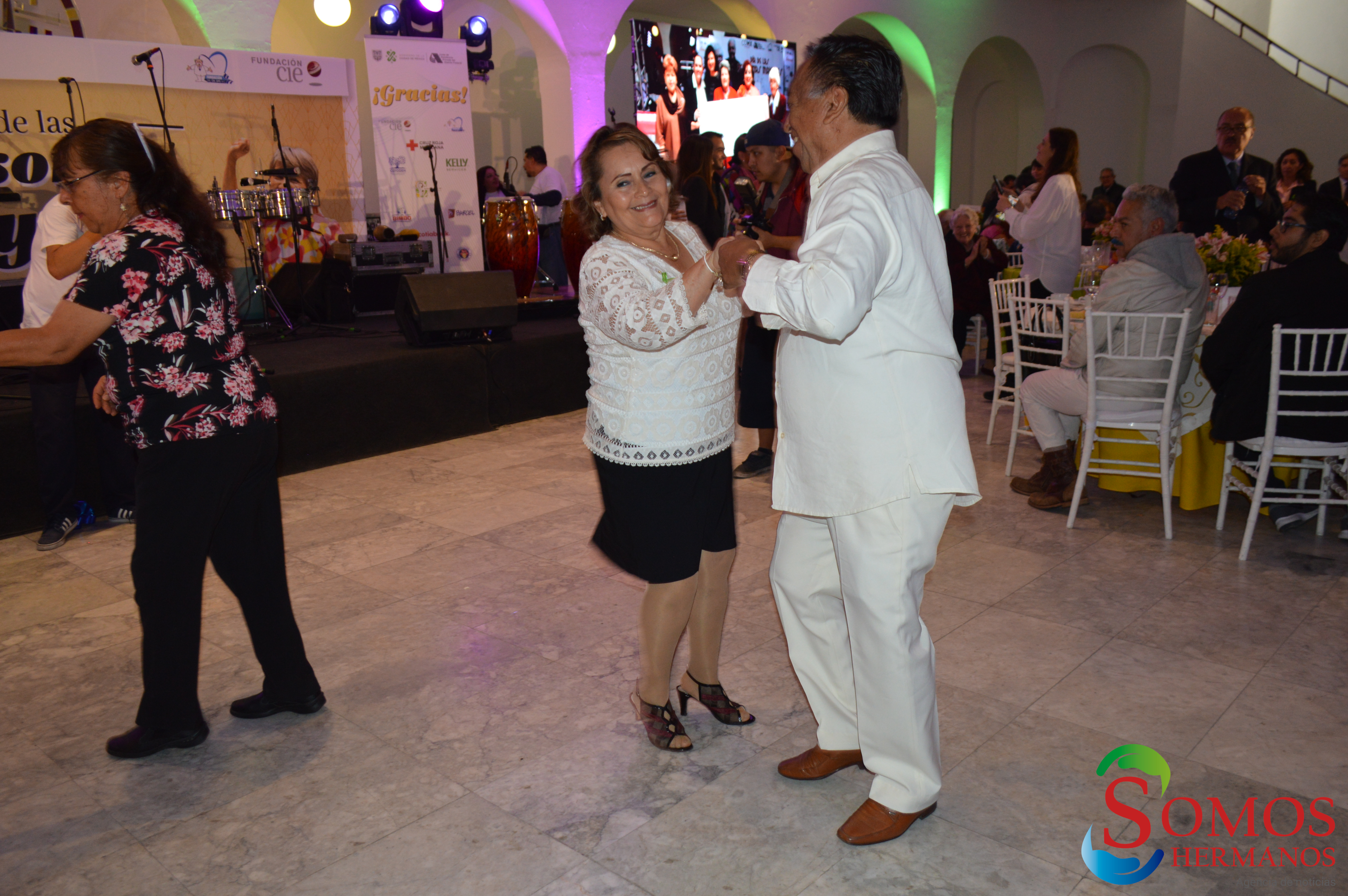 Al ritmo de la “Boa” bailan 770 adultos mayores de las IAP