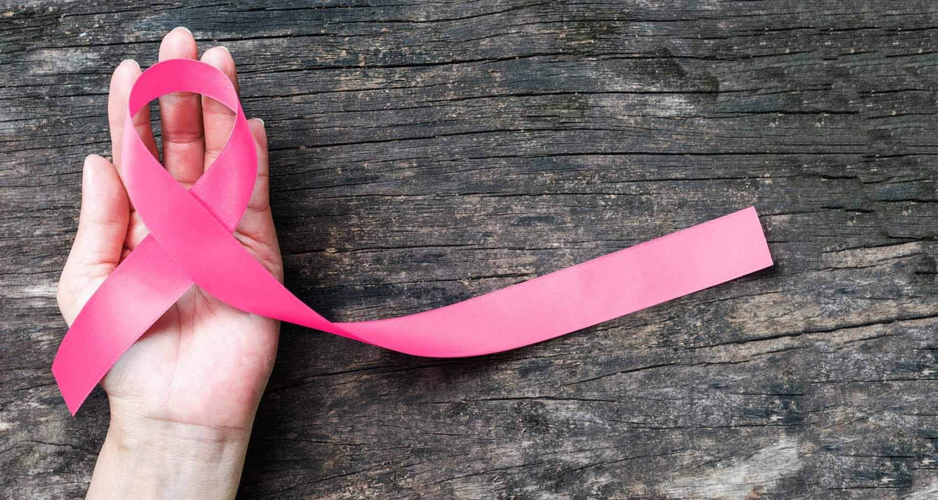 Las mujeres reportan por primera vez padecimientos relacionados con cáncer de mama a los 47 años.