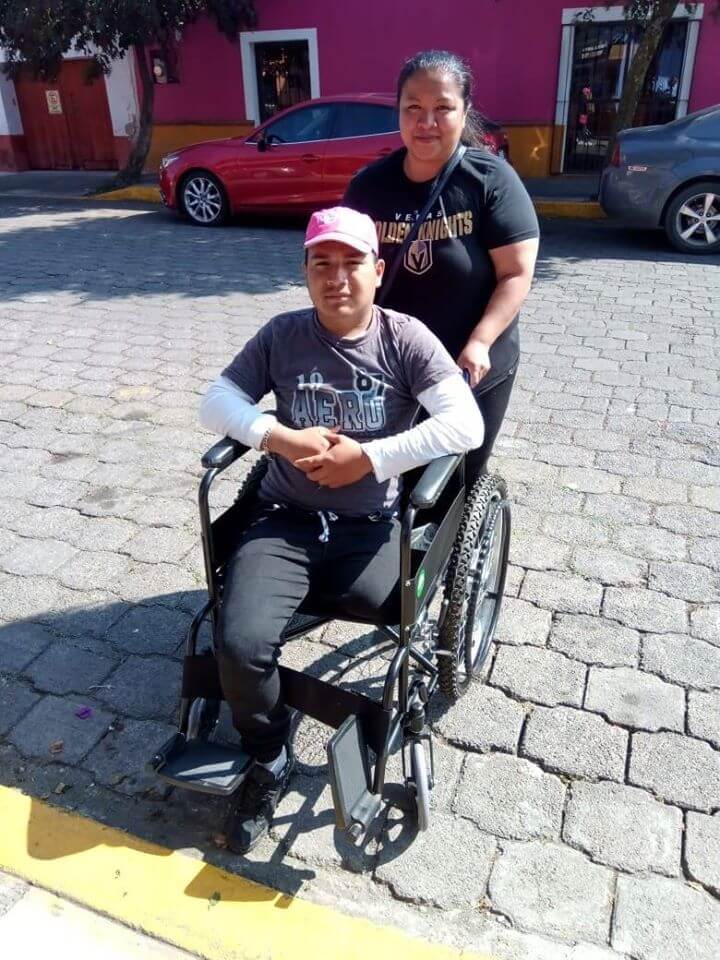 Rockeros con causa donan sillas de ruedas