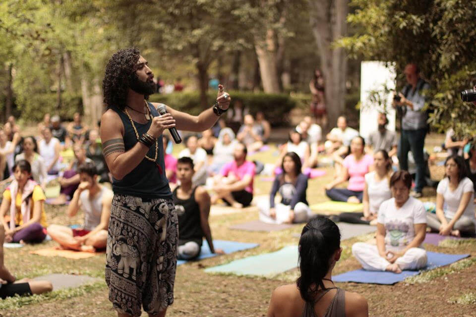 Yoga para la salud integral: una vida de servicio al construir comunidad