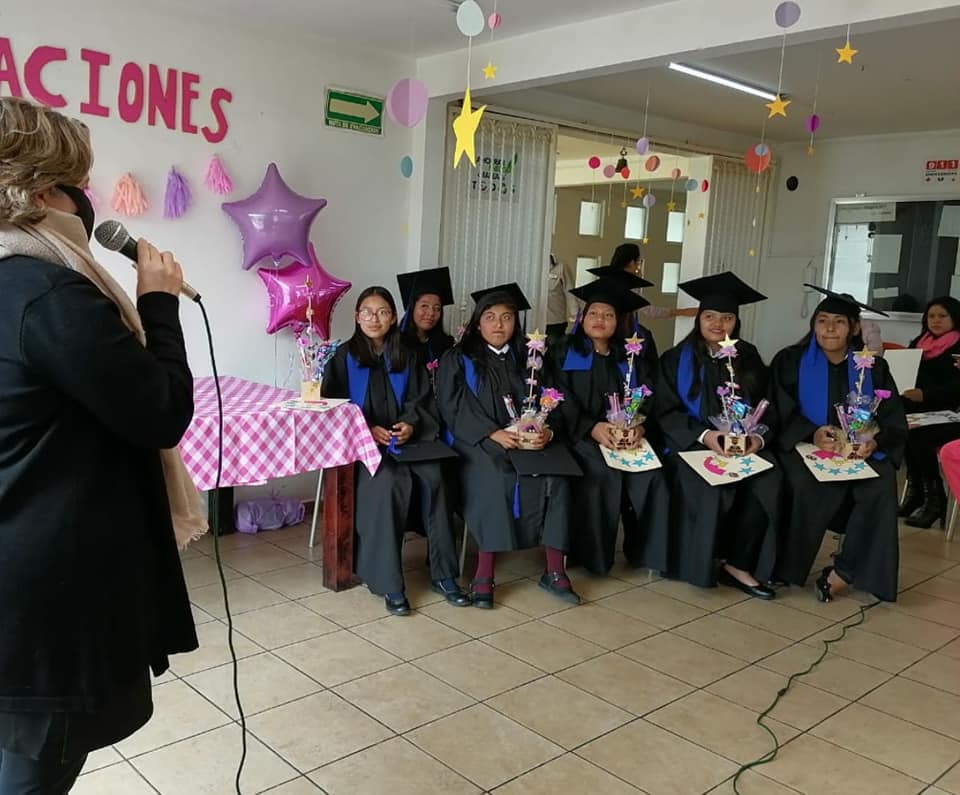 Culminan con éxito su secundaria y preparatoria alumnas de la Casa Hogar Alegría IAP