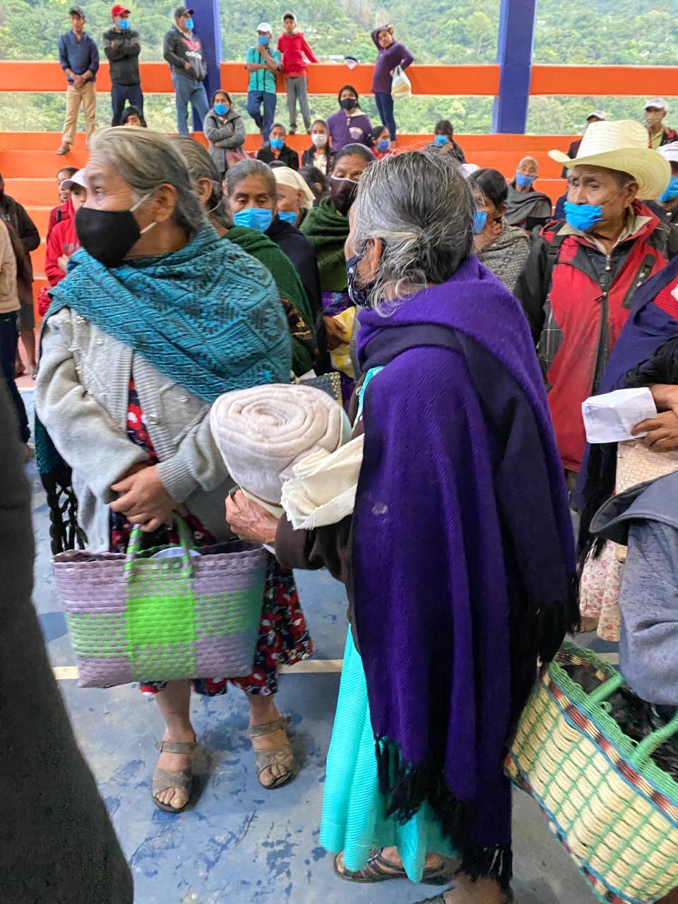 Donan cobijas, zapatos y alimentos a habitantes de zonas marginadas de Oaxaca