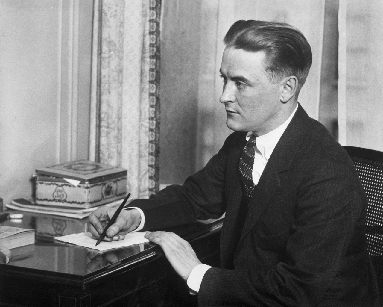 SCOTT FITZGERALD: UN ESCRITOR EMBLEMÁTICO DE LOS AÑOS VEINTE