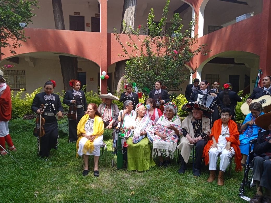 El mariachi “Del Recuerdo” estimula los sentidos de las personas con Alzheimer