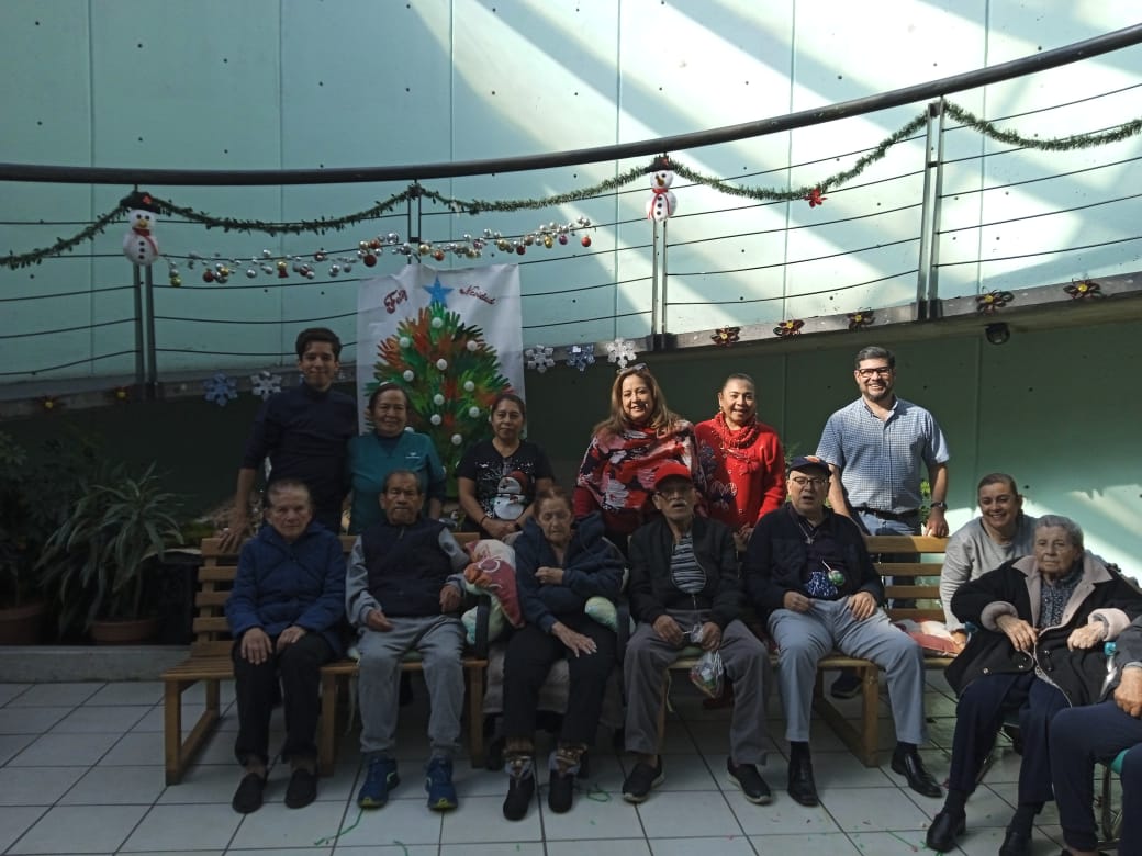 Villancicos, piñatas y regalos hacen felices a beneficiarios de Fundación Alzheimer IAP