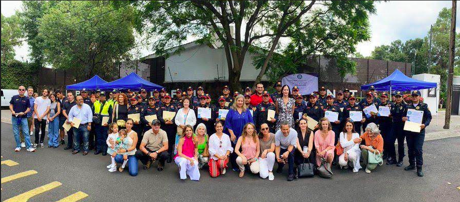 Vecinos del Pedregal reconocen a 140 oficiales de policía por su labor